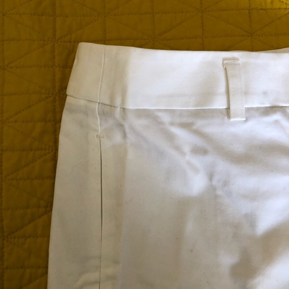 Size 8 Women’s Express White Cuffed Shorts - Picture 4 of 5
